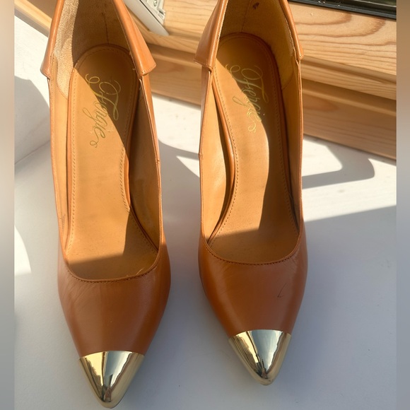 EUC FERGIE Podium Pumps in Camel and Gold-tone - Picture 5 of 8